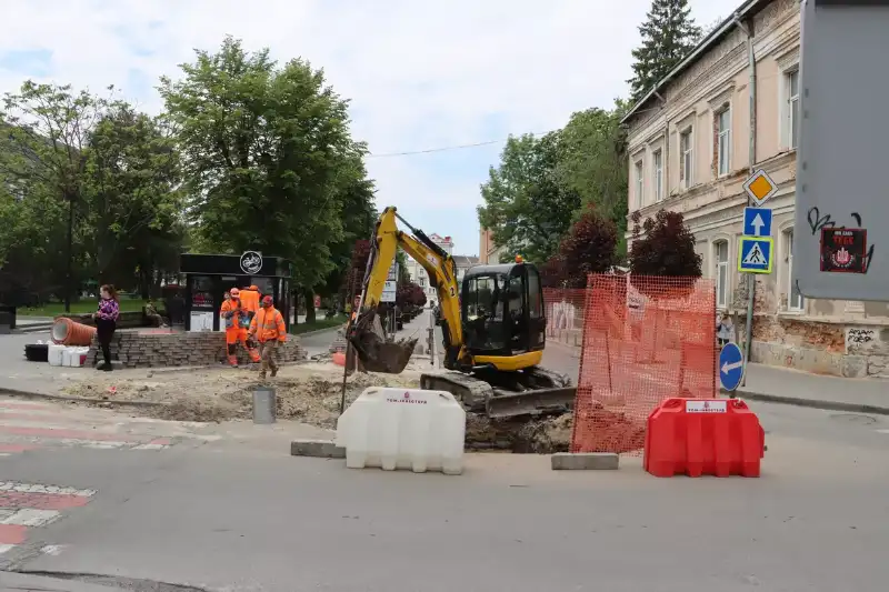 На Чорновола частково перекрили рух: комунальники лагодять мережі дощової каналізації