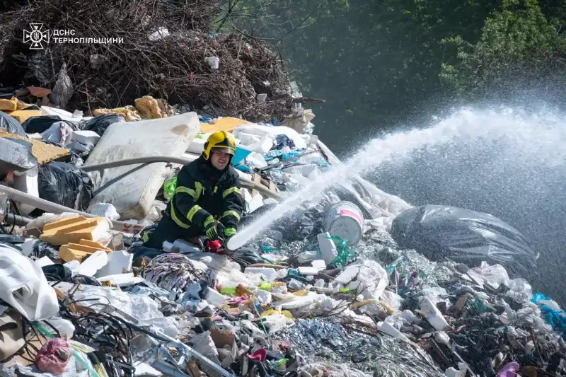 У Тернополі другий день триває гасіння пожежі на стихійному сміттєзвалищі на Подільській