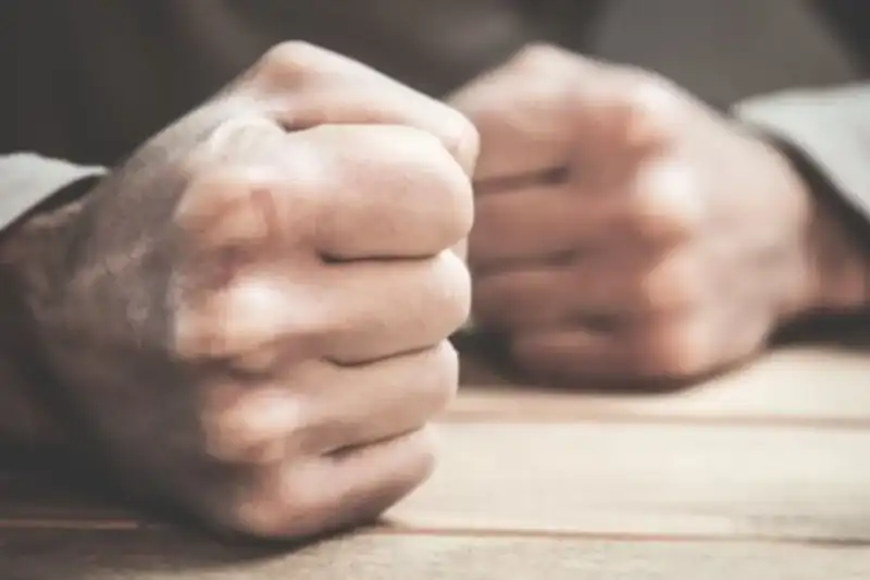 Чоловіка засудили до двох років обмеження волі за побиття сусідки під час конфлікту