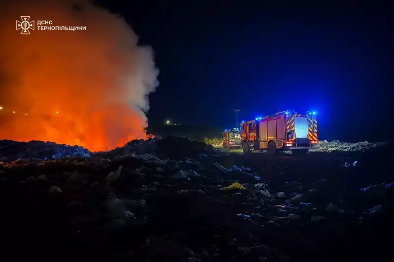 У Тернополі другий день триває гасіння пожежі на стихійному сміттєзвалищі на Подільській