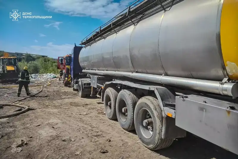 У Тернополі другий день триває гасіння пожежі на стихійному сміттєзвалищі на Подільській