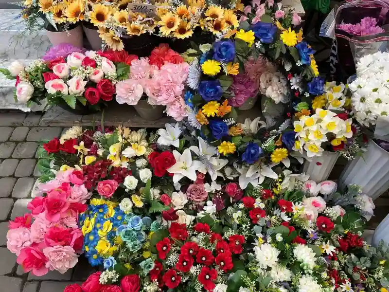 Скільки коштує вшанувати пам’ять: ціни на квіти та лампадки до Провідної неділі у Тернополі