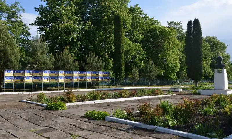 «Алея Надії» у Білобожниці: громада встановила портрети зниклих безвісти захисників