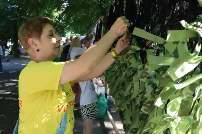 У Тернополі до Дня міста містяни плели маскувальні сітки для фронту