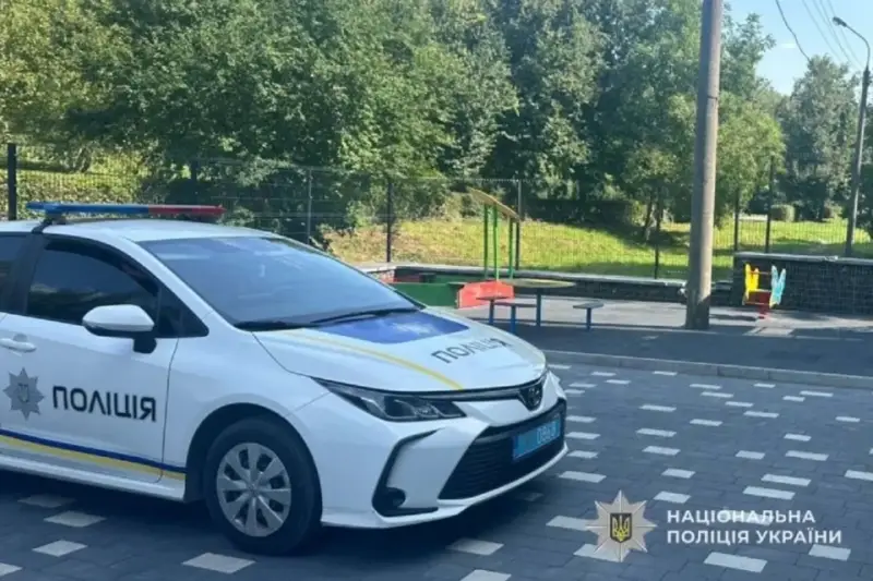 Підлітки зі зброєю біля дитячого майданчика: поліція Тернополя проводить перевірку